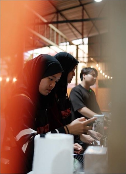 Kopi Bujang baristas preparing drinks